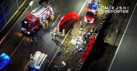 Czołowe zderzenie na A2. Auto jechało pod prąd. Dwie osoby nie żyją
