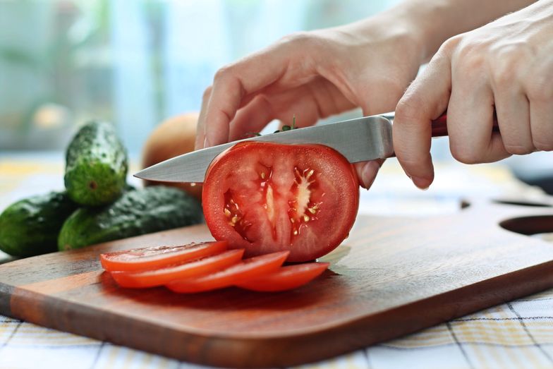 Nie wyrzucaj nasion z pomidora, które wypadają przy krojeniu. Przydadzą się