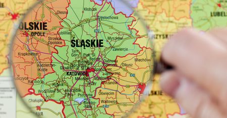 W jakim województwie leży to miasto? Łatwo nie będzie