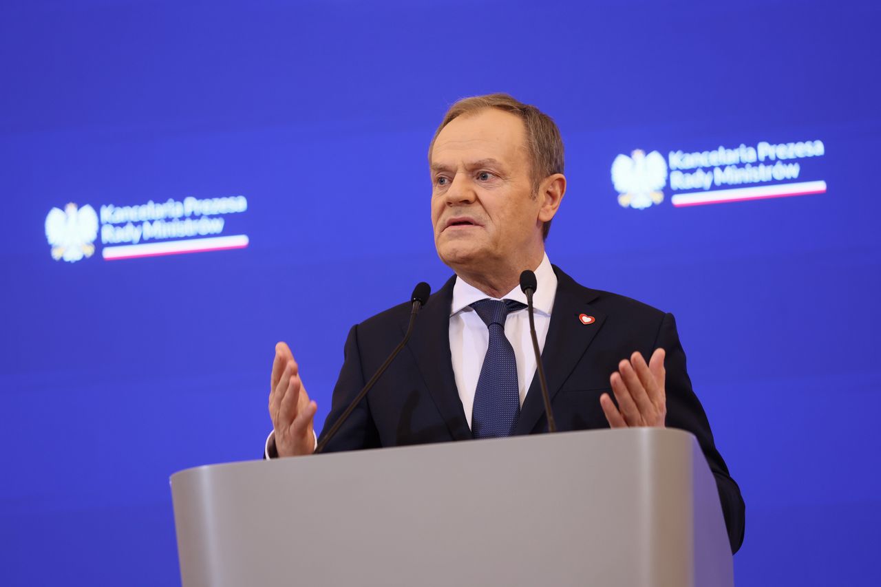 500 zamiast 800 plus? Tusk: "W trybie bardzo pilnym". ZUS reaguje