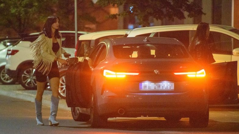 Marcela Leszczak na nocnym wyjściu ze znajomymi