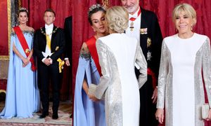 Królowa Letycja i Brigitte Macron walczą o tytuł "najmodniejszej" na balu w pałacu. Która wygrała? (ZDJĘCIA)