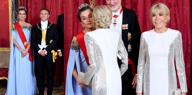 Królowa Letycja i Brigitte Macron "walczą" o tytuł "najmodniejszej" na balu w pałacu. Która wygrała? (ZDJĘCIA)