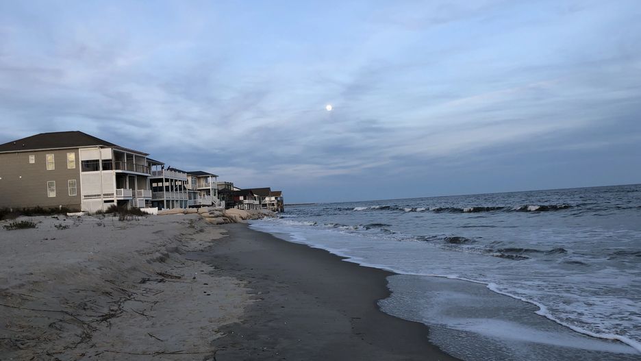Wschodni kraniec Ocean Isle Beach w Karolinie Północnej doświadczył przez lata znacznej erozji wybrzeża, która doprowadziła do utraty i przeniesienia wielu domów. Źródło: NASA/JPL-Caltech