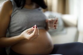 Kwas foliowy w ciąży - kiedy i jak przyjmować? Suplementacja i dawkowanie