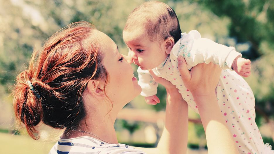 Dlaczego nie należy podawać miodu niemowlętom?