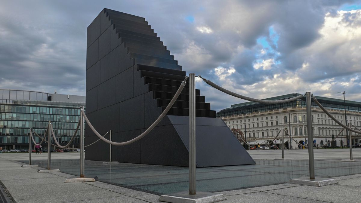 Ministerstwo uchyliło decyzję dla pomnika smoleńskiego na placu Piłsudskiego w Warszawie