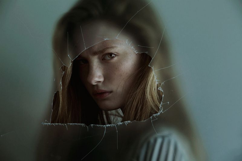 Marta Bevacqua fotografuje od 16 roku życia, odkąd wzięła do rąk swój pierwszy aparat nie przestaje fotografować. Jej zdjęcia charakteryzują się surrealistycznym, ciemnym klimatem rodem z koszmaru, gdzie robaki chodzą ci po twarzy albo jesteś uwięziony pod lodem. Mimo że zdjęcia Marty są dość opresyjne, przyciągają swoją plastyką i magią.