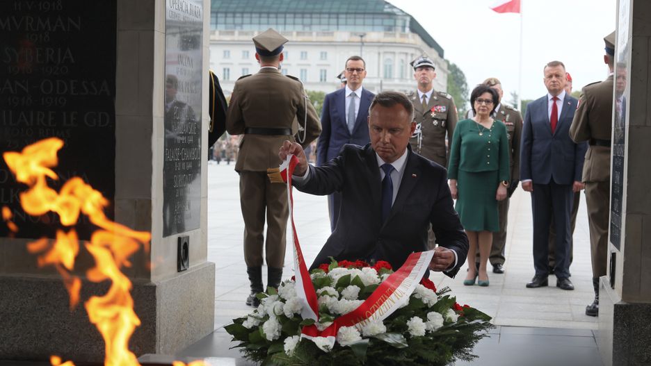 Usunęli wieńce Trzaskowskiego i KO? "Wstyd"