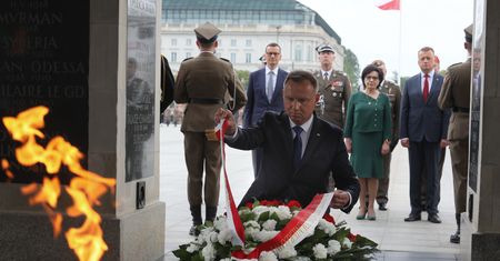 "Wstyd". Usunęli wieńce Trzaskowskiego i KO?