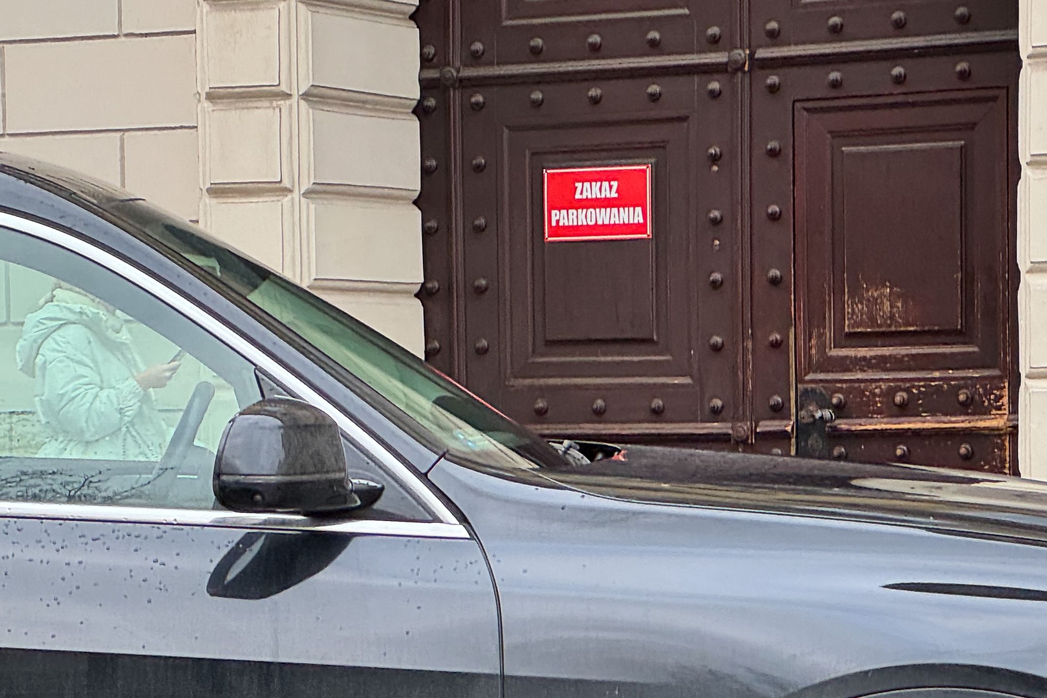 Radosław Majdan parkuje w miejscu niedozwolonym i rusza na zakupowe szaleństwo