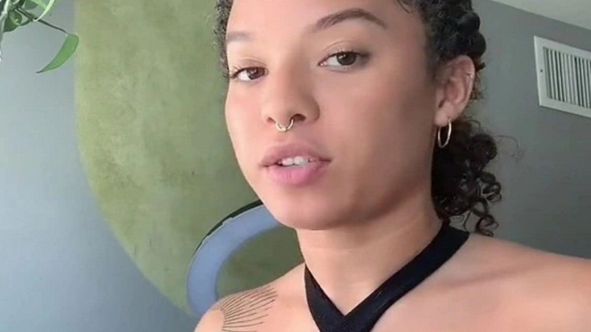 Tamar zawodowo zajmuje się przeprowadzaniem depilacji. Używa do tego celu wosku