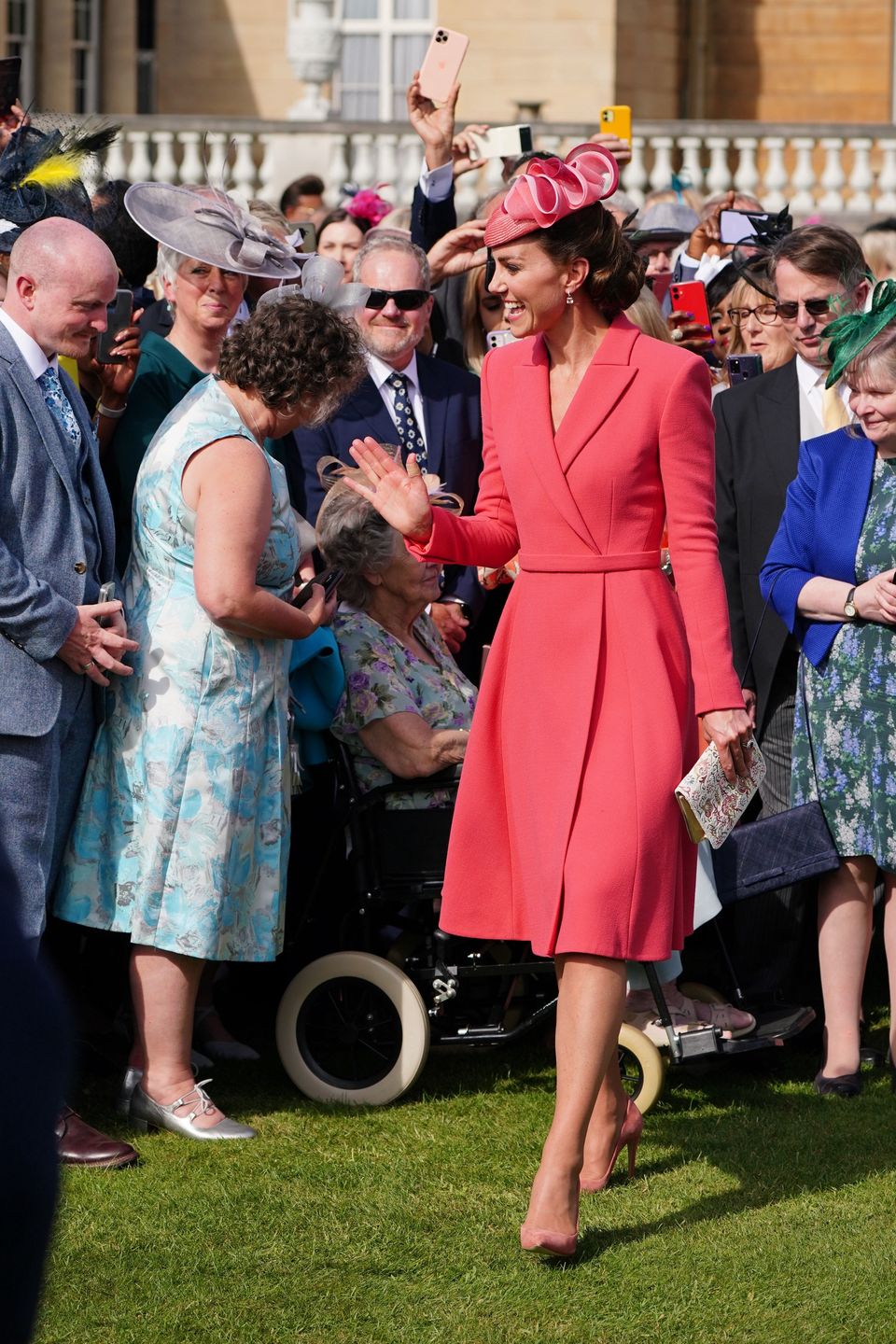 Księżna Kate w koralowej stylizacji na "Queen's Garden Party"