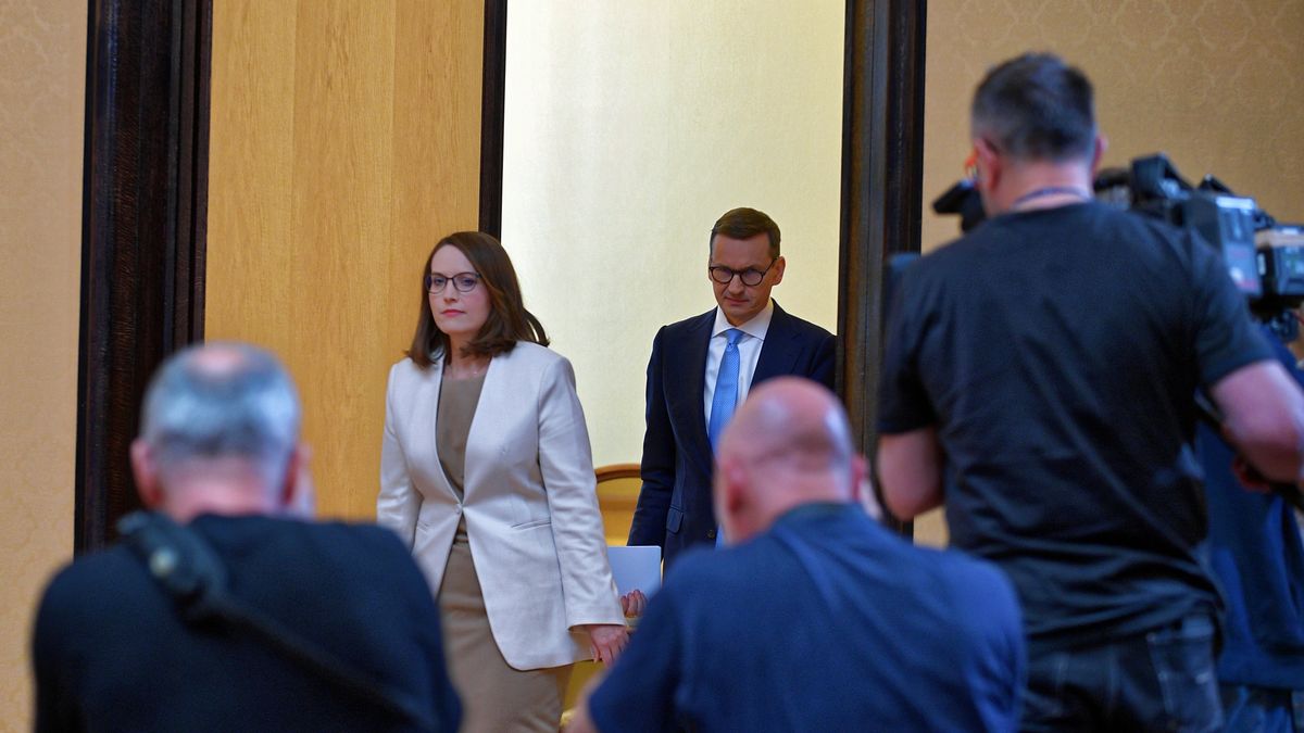 Na zdjęciu Mateusz Morawiecki i Magdalena Rzeczkowska wchodzący na konferencję prasową