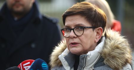 Szydło wieszczy koniec branży motoryzacyjnej. Internauci: co z fabryką Izery?