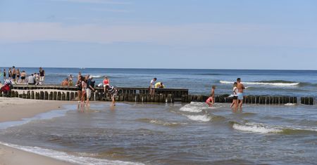 Młodzież dorabia nad morzem. "Wypłatę dawano nam z puszki, do której kazano nam zbierać pieniądze”