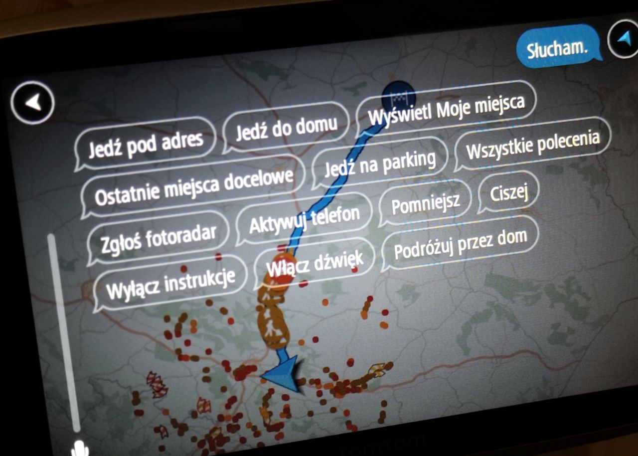 TomTom GO Premium obsługuje sterowanie głosowe. Niestety, jest na tym polu co poprawiać.