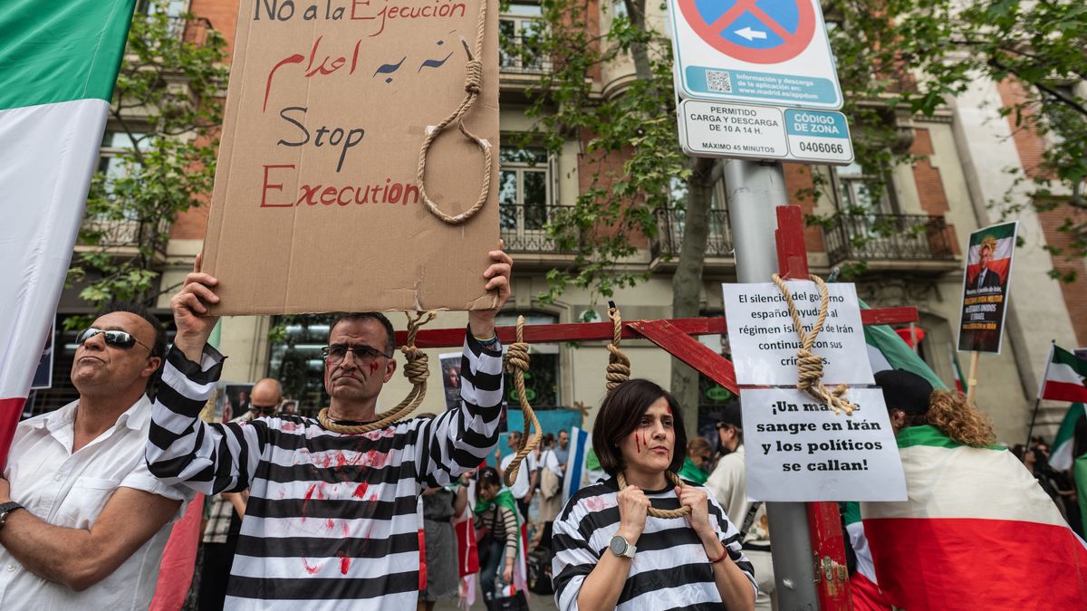 Two protesters dressed as prisoners, with painted blood on
MADRID, SPAIN - 2026/04/11: Two protesters dressed as prisoners, with painted blood on their faces, simulating an execution on the gallows during a gathering outside the US Embassy of Madrid. Iranians living in Madrid have gathered to demand the support and help of US President Donald Trump and and Israeli President Benjamin Netanyahu in the conflict with Iran, protesting against the Islamist Theocracy and demanding the end to the repression, executions and blackout in their country. (Photo by Marcos del Mazo/LightRocket via Getty Images)
Marcos del Mazo
executions, gallows, iranians