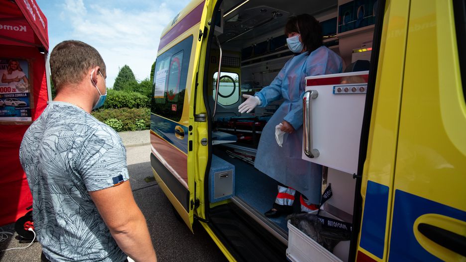 Szczepienia przeciw COVID-10. Żołnierz WOT zniechęciła mężczyznę