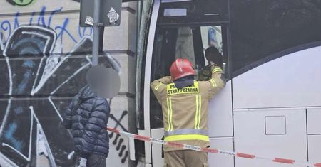 Zatrzymał się na ścianie. Ulica sparaliżowana przez autokar