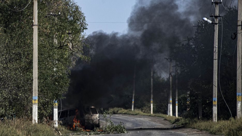 SIVERSâK, UKRAINE - AUGUST 29: Smoke rises from a burning car due to clashes as Russia-Ukraine war continues in Siversâk, Bakhmut Raion of Donetsk Oblast of Ukraine on August 29, 2022. (Photo by Metin Aktas/Anadolu Agency via Getty Images)