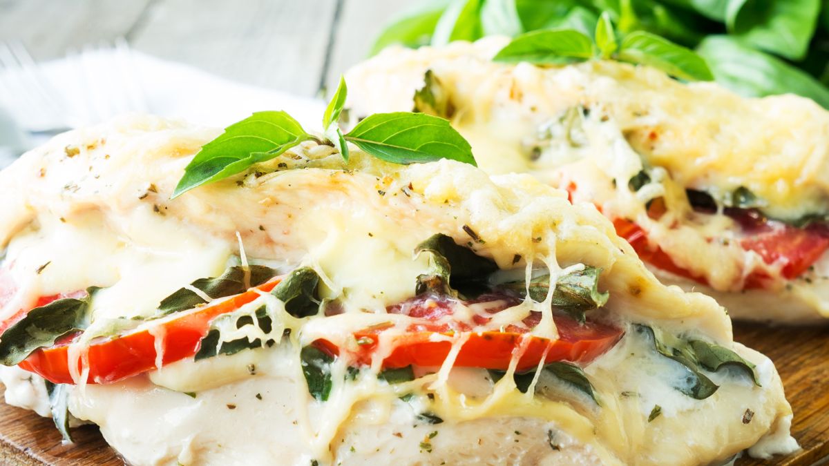 Filet z kurczaka zapiekany na młodej kapuście