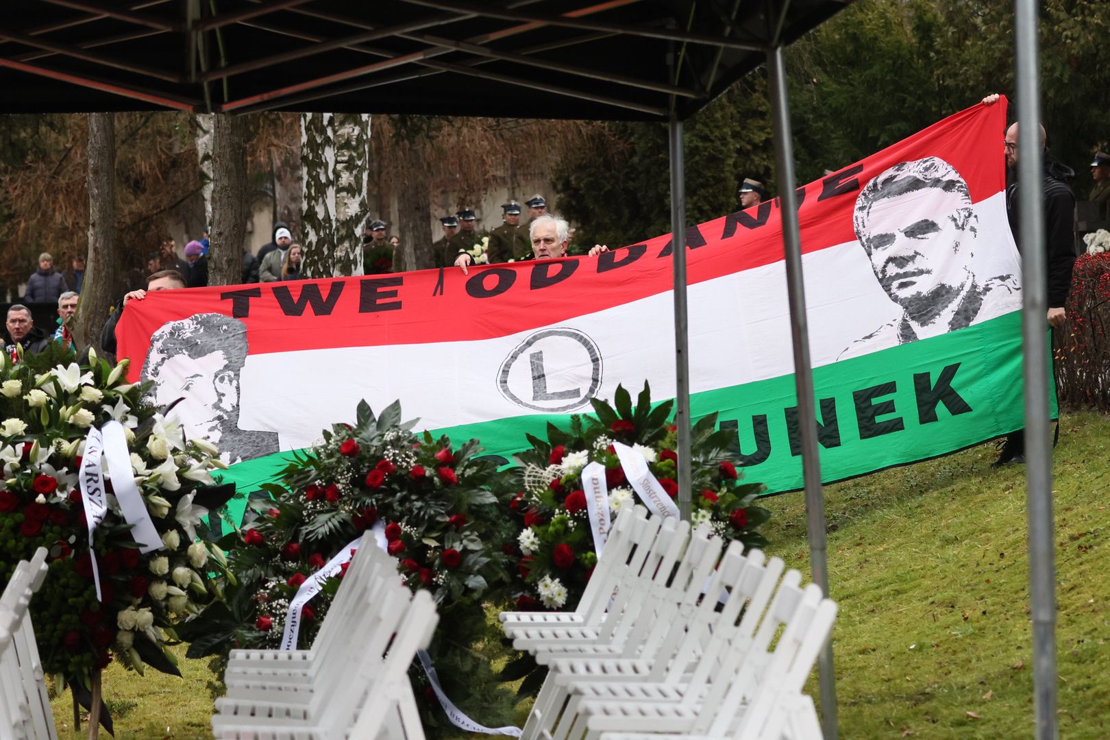 Kibice Legii ze specjalną flagą ku czci Lucjana Brychczego