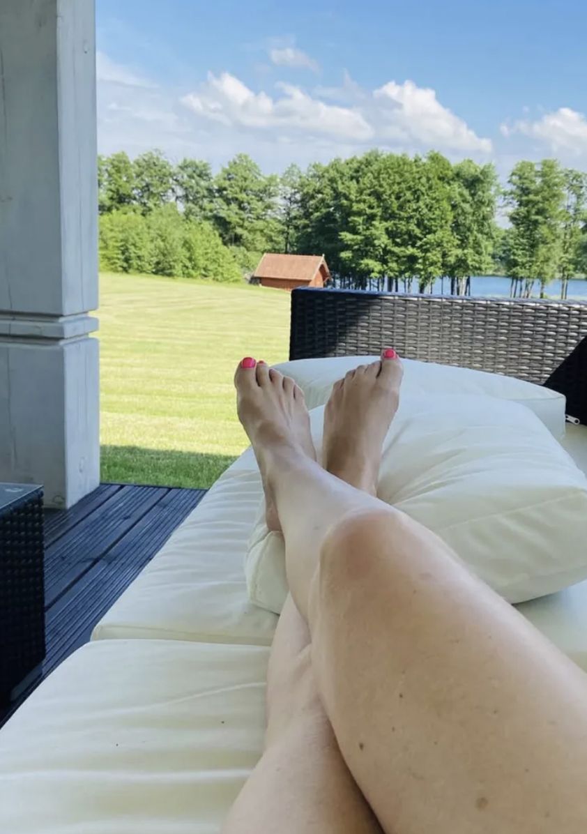 Katarzyna Żak chętnie wypoczywa na tarasie mazurskiego domu
