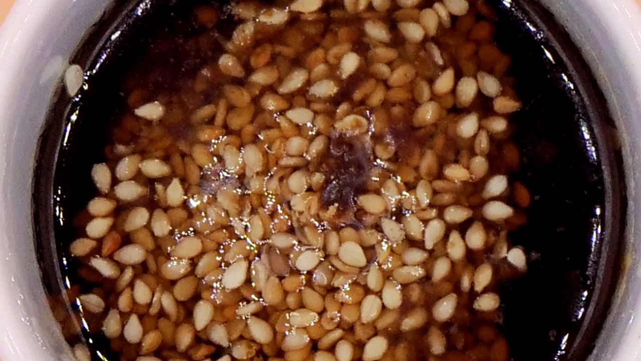 Nie każdy sos sojowy jest taki sam. Ten wybór robi ogromną różnicę dla zdrowia