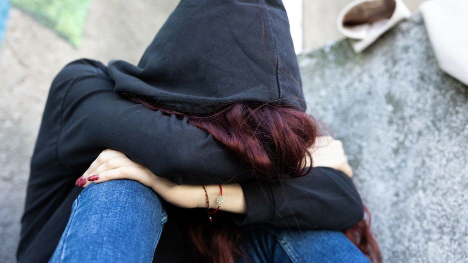 East News archiwum
Fot. Karol Porwich/EastNews, Czestochowa, 26.10.2022. Sesja ilustracyjna z dziewczyna w glanach. N/z: Zalamana dziewczyna siedzi pod murem.
Karol Porwich