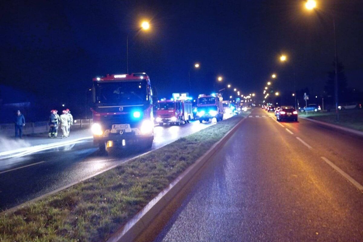 Renault uderzył w autobus miejski na ul. Pancerniaków, po czym oba pojazdy stanęły w ogniu