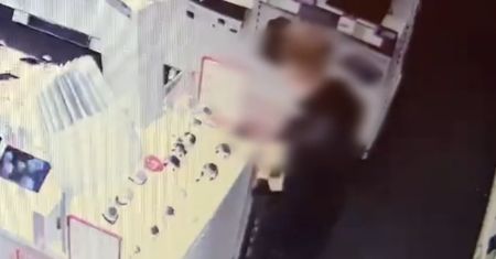 Nagrali go w sklepie. Potem spacerował przy komendzie. Oto finał
