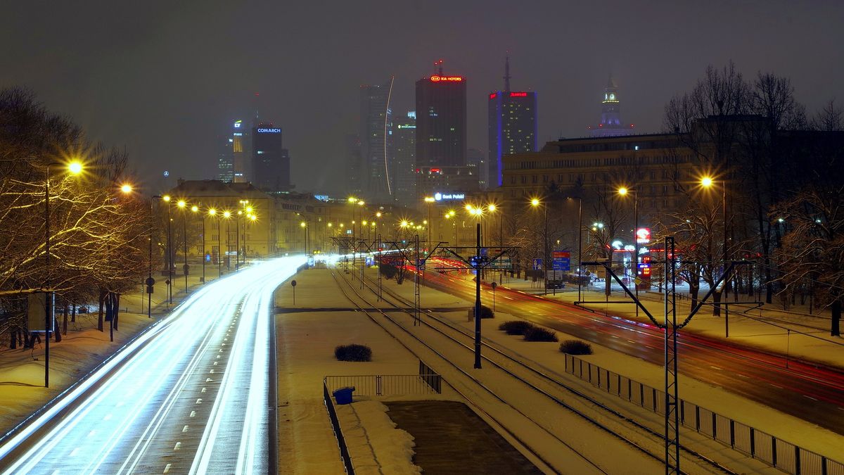 Ruch samochodowy na ulicach Warszawy w zimie