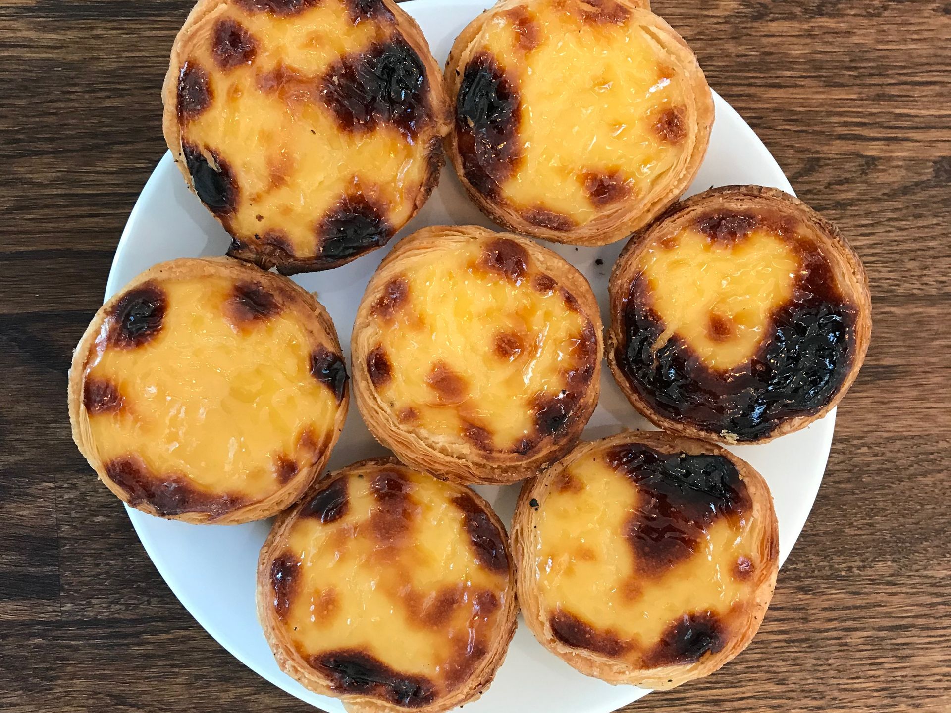 Pastéis de nata to popularne portugalskie ciasteczka. 