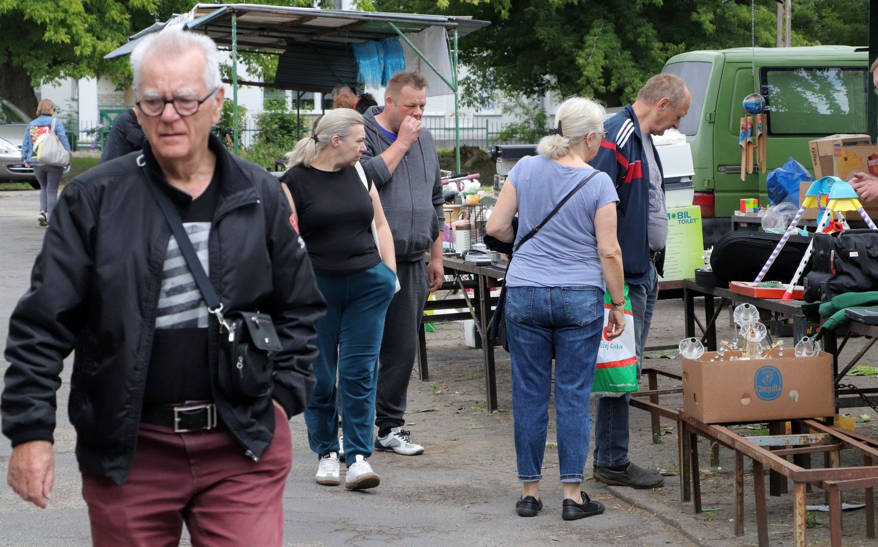 W soboty odbywa się w Grudziądzu na targowisku miejskim &#34;Pchli targ&#34; Sprzedający twierdzą, że w niedziele przychodziło dużo więcej zaiteresowanych.