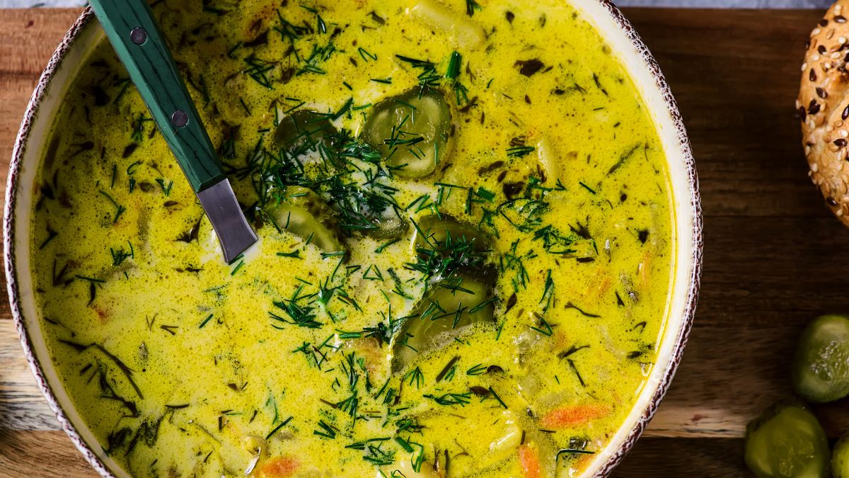 Zupa ogórkowa z czosnkiem jest smaczna