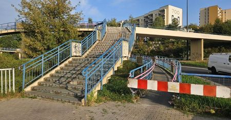 Zamknięta kładka dla rowerów przy wiadukcie na Poniatowskiego. Drogowcy rozpoczęli naprawę zniszczonej nawierzchni