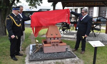 Florianek strzeże Komendy Powiatowej PSP w Malborku. Instalacja artystyczna powstała na 80-lecie straży pożarnej