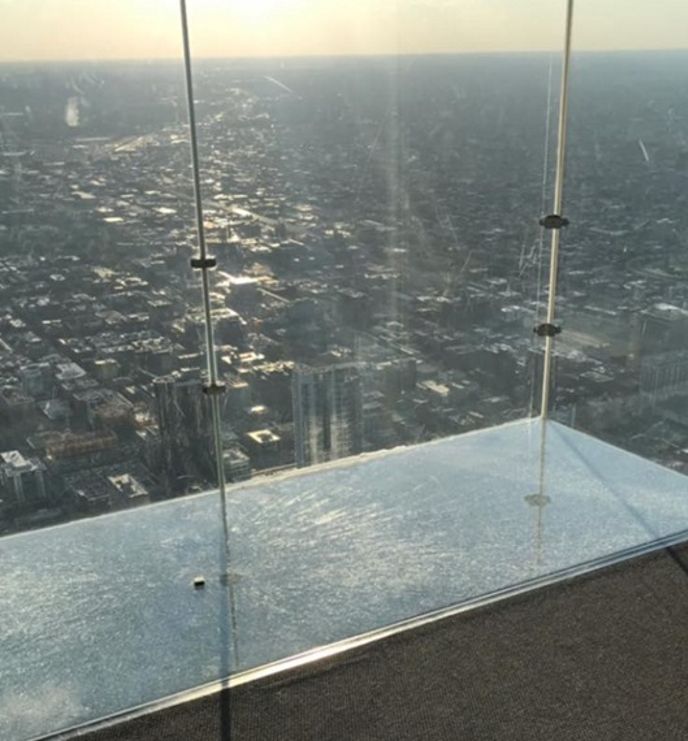Chwile grozy na SkyDeck. Pękła warstwa ochronna szyby