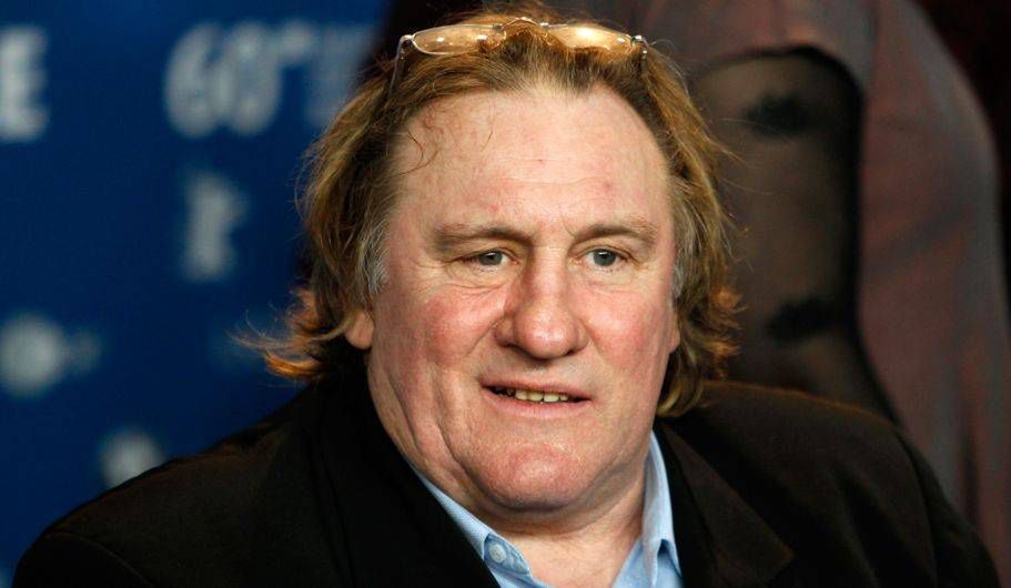 Pijany Gerard Depardieu wygłupił się przed publicznością [WIDEO]