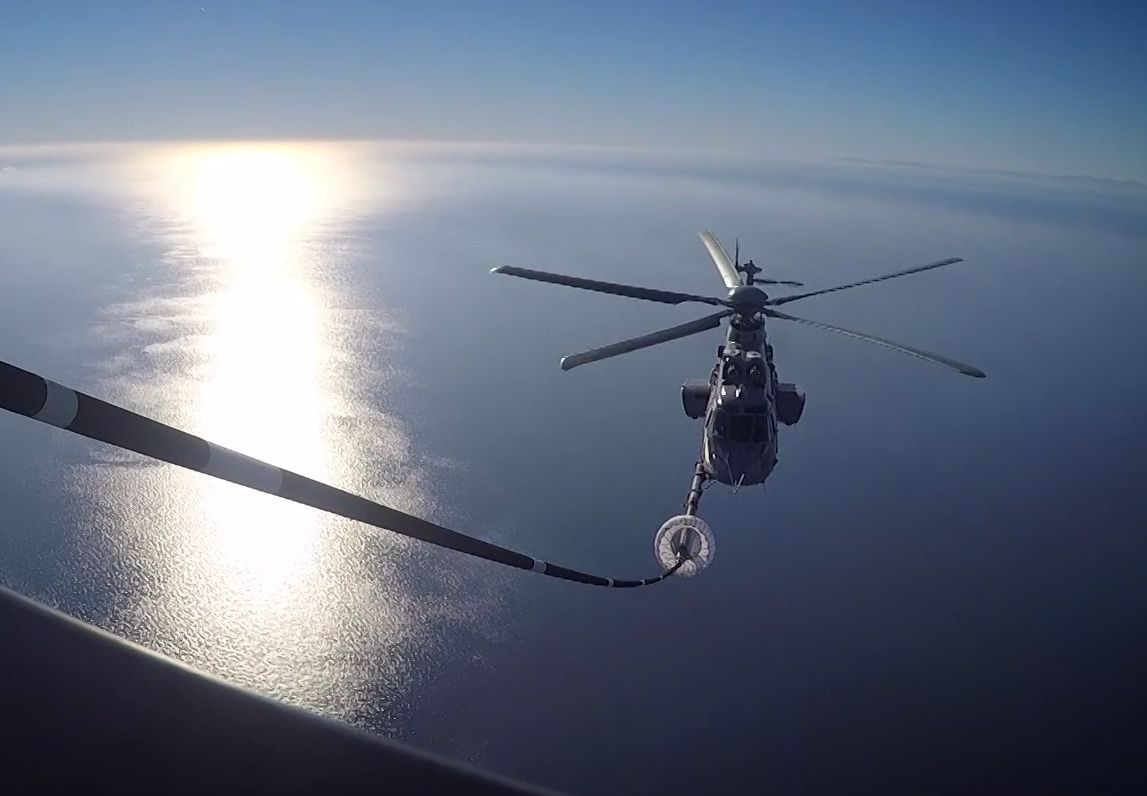Boeing pokazuje, jak śmigłowiec Caracal tankuje w powietrzu