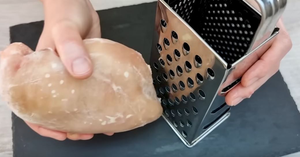Ścieranie fileta z piersi - Pyszności; Foto: kadr z materiału na kanale YouTube leckere Kuche