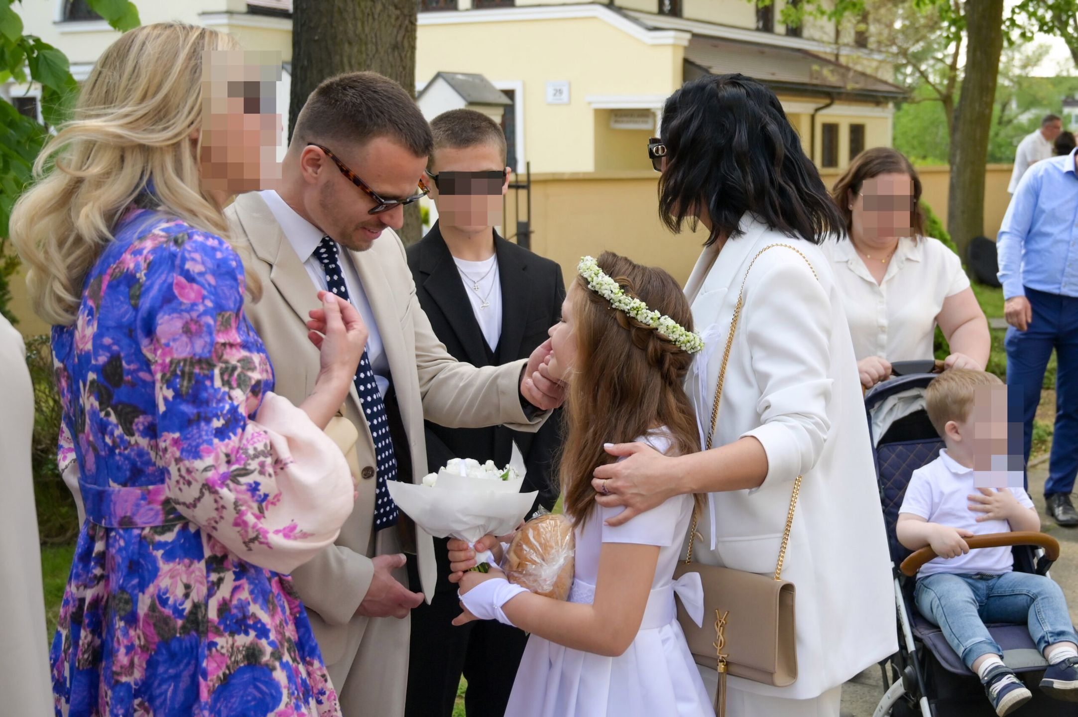 Katarzyna Cichopek i Marcin Hakiel, Dominika, Adam Hakiel  - komunia Helenki Hakiel fot. AFEos