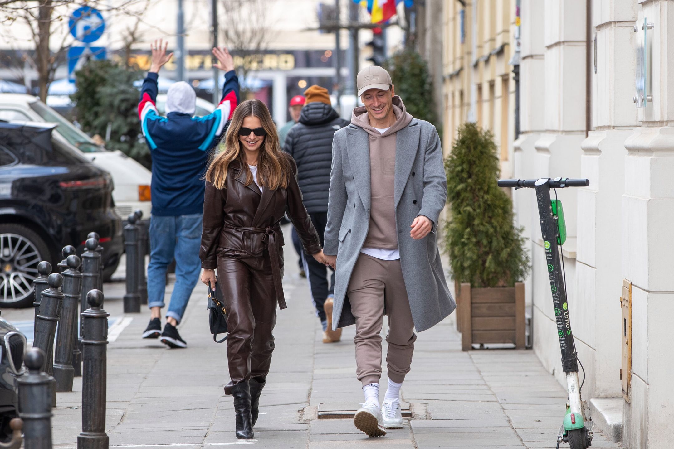 Anna i Robert Lewandowscy idą do restauracji w Warszawie