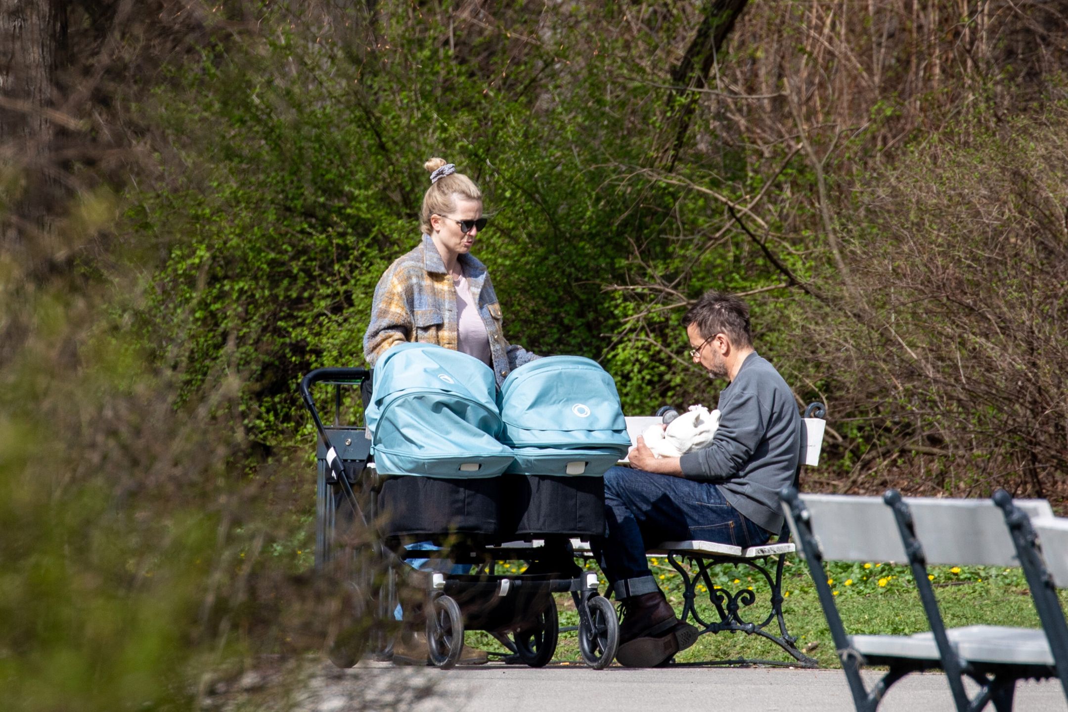Bartłomiej Topa z partnerką i córkami