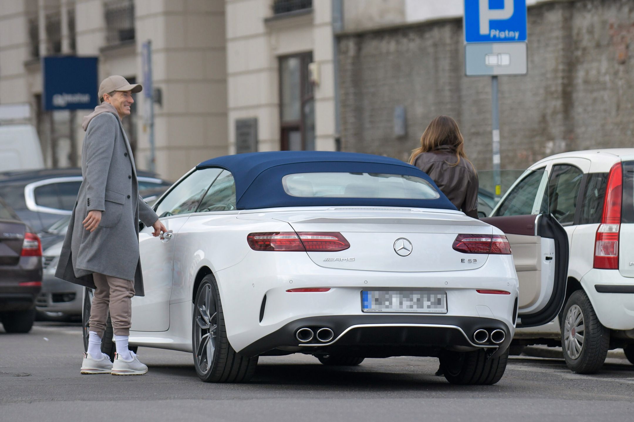 Anna i Robert Lewandowscy idą do restauracji w Warszawie