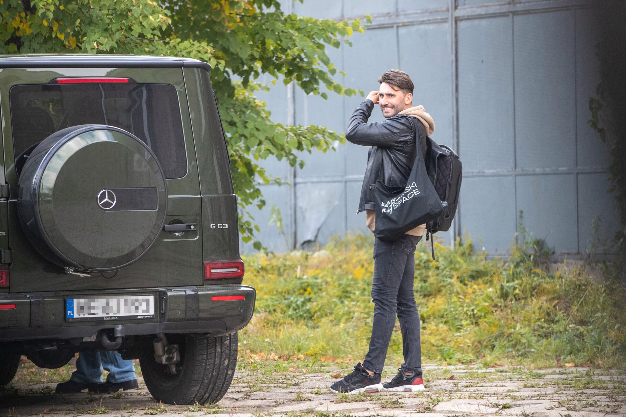 Anna Lewandowska i Rafał Maserak wychodzą ze szkoły tańca