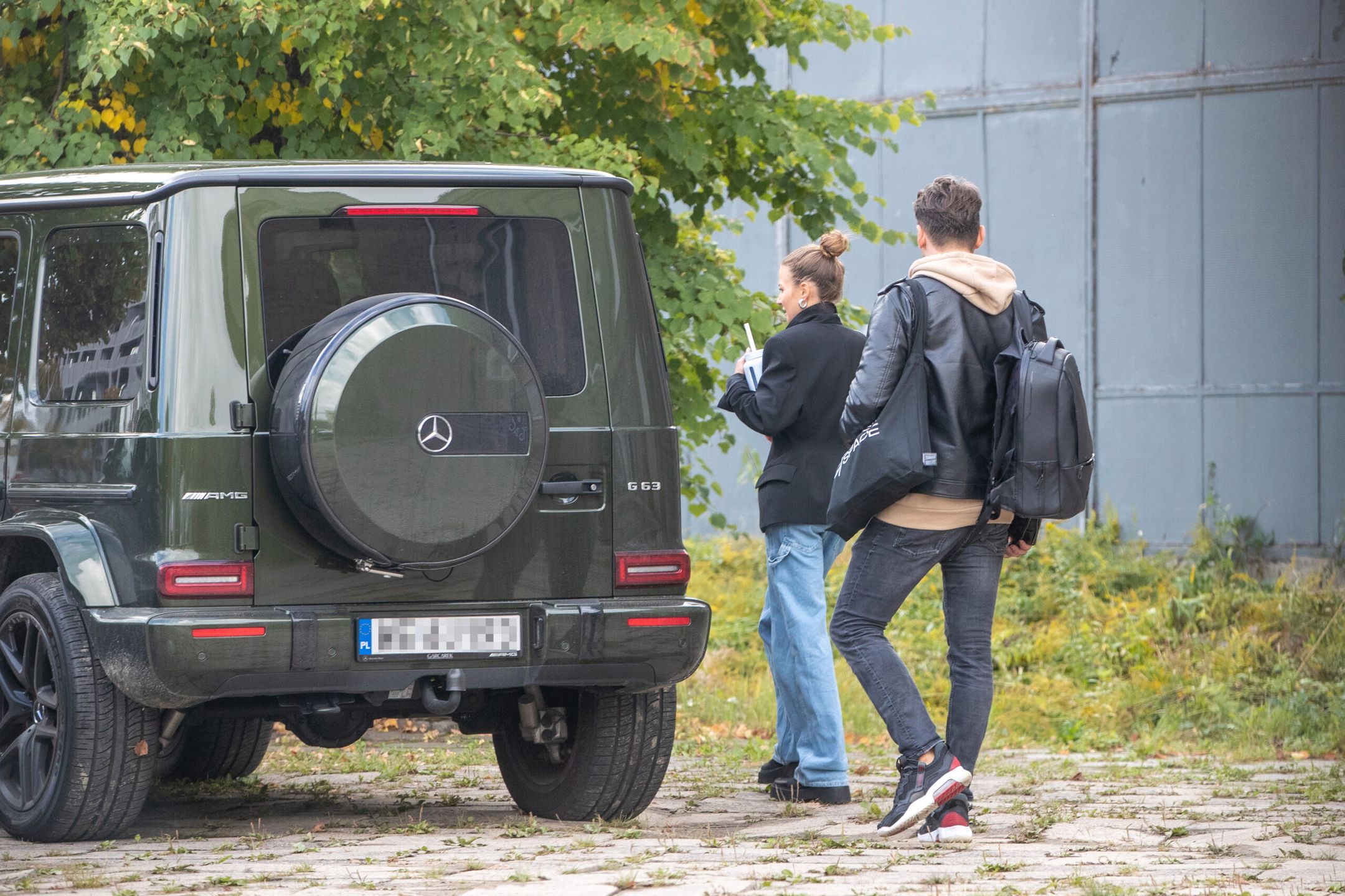 Anna Lewandowska i Rafał Maserak wychodzą ze szkoły tańca