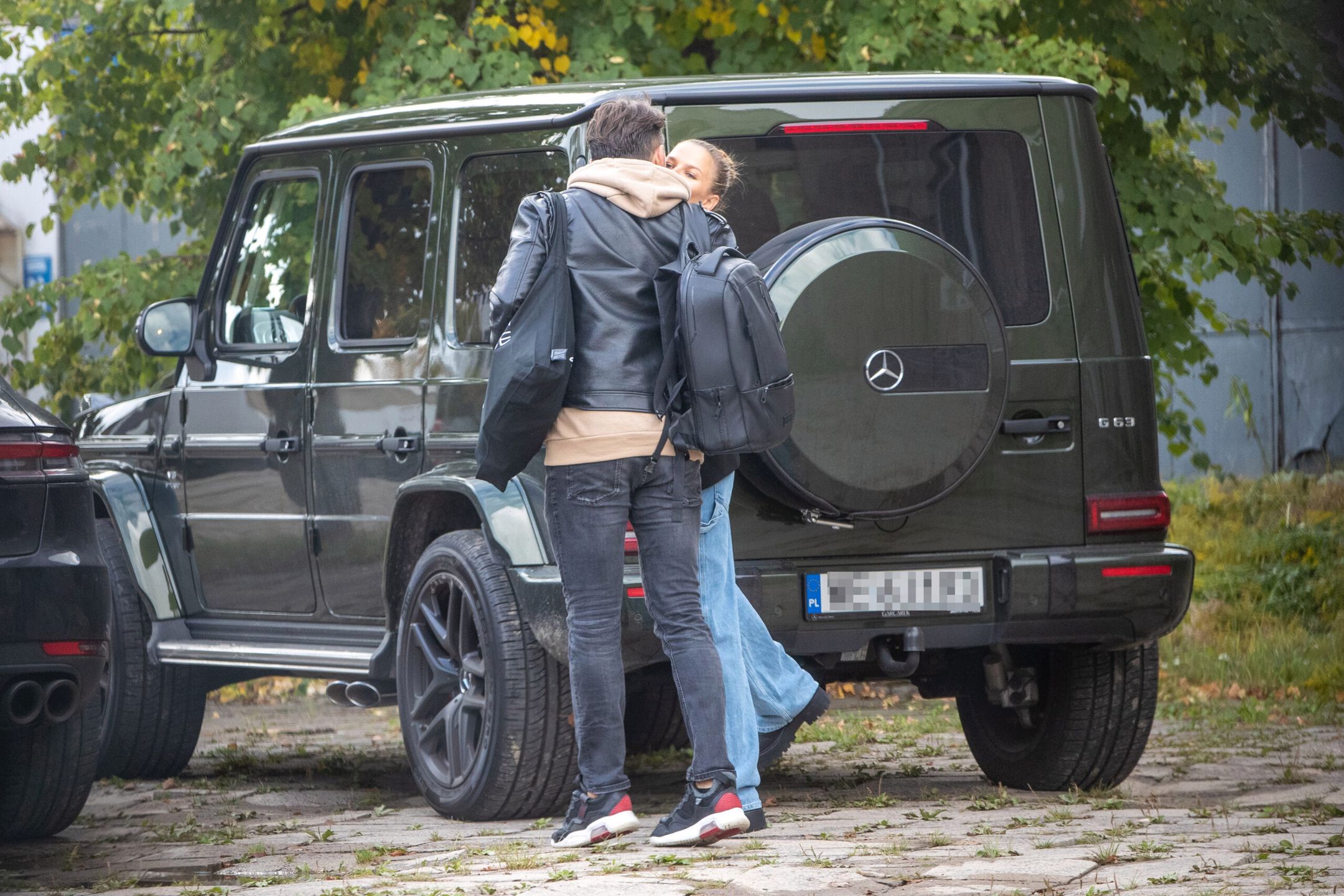 Anna Lewandowska i Rafał Maserak wychodzą ze szkoły tańca