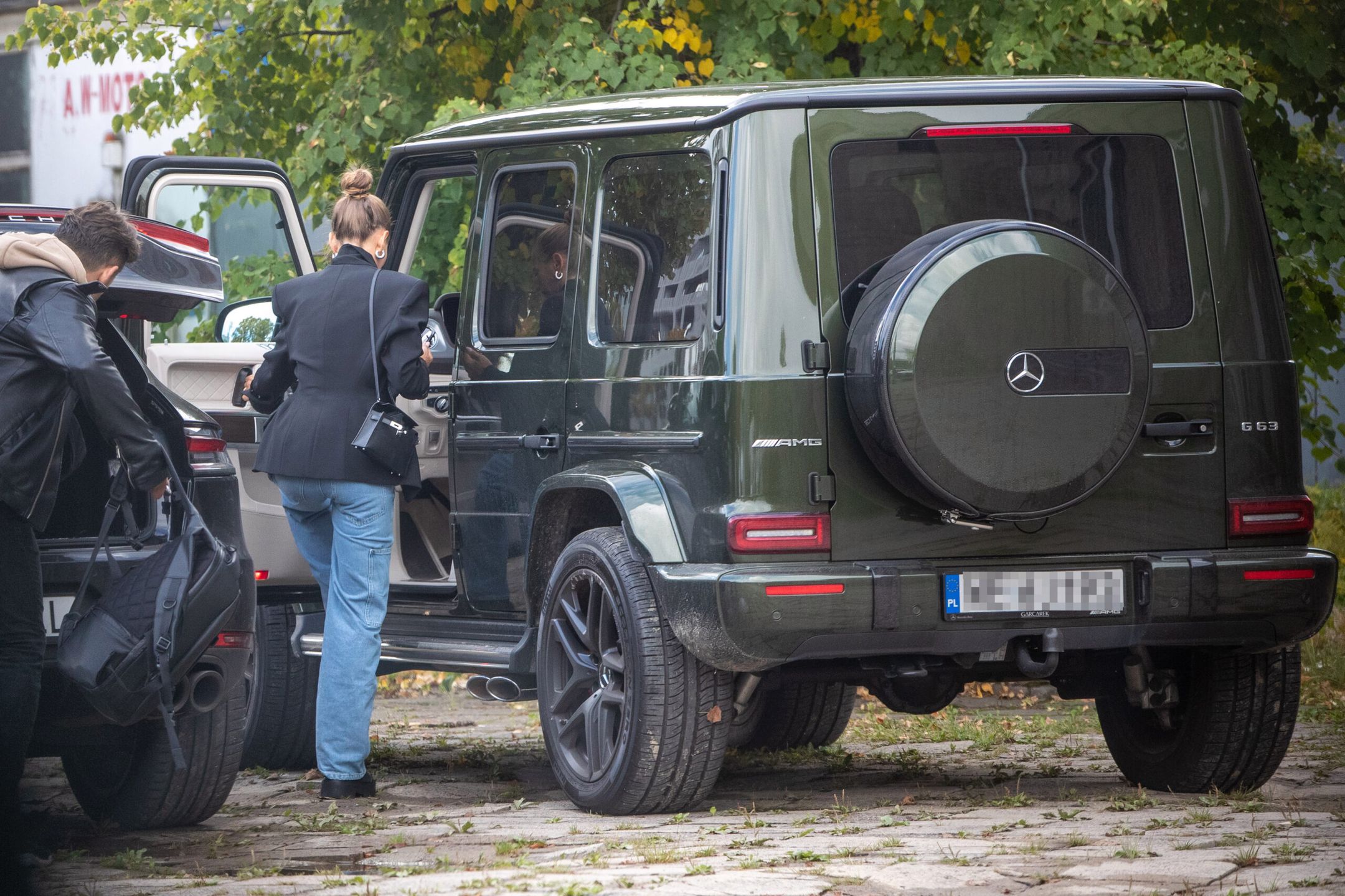 Anna Lewandowska i Rafał Maserak wychodzą ze szkoły tańca